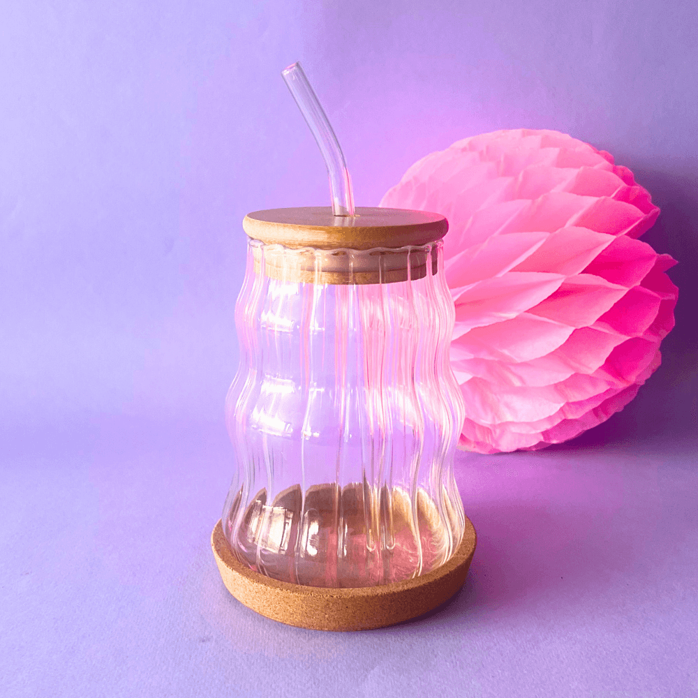 Vaso de Vidrio - Wavy con Tapa, Popote y Posavasos