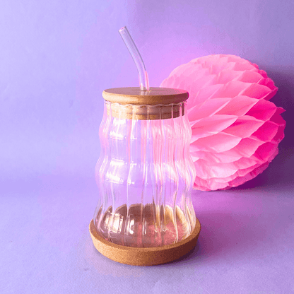 Vaso de Vidrio - Wavy con Tapa, Popote y Posavasos