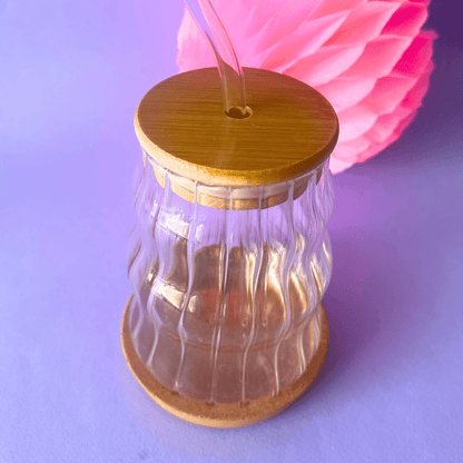 Vaso de Vidrio - Wavy con Tapa, Popote y Posavasos