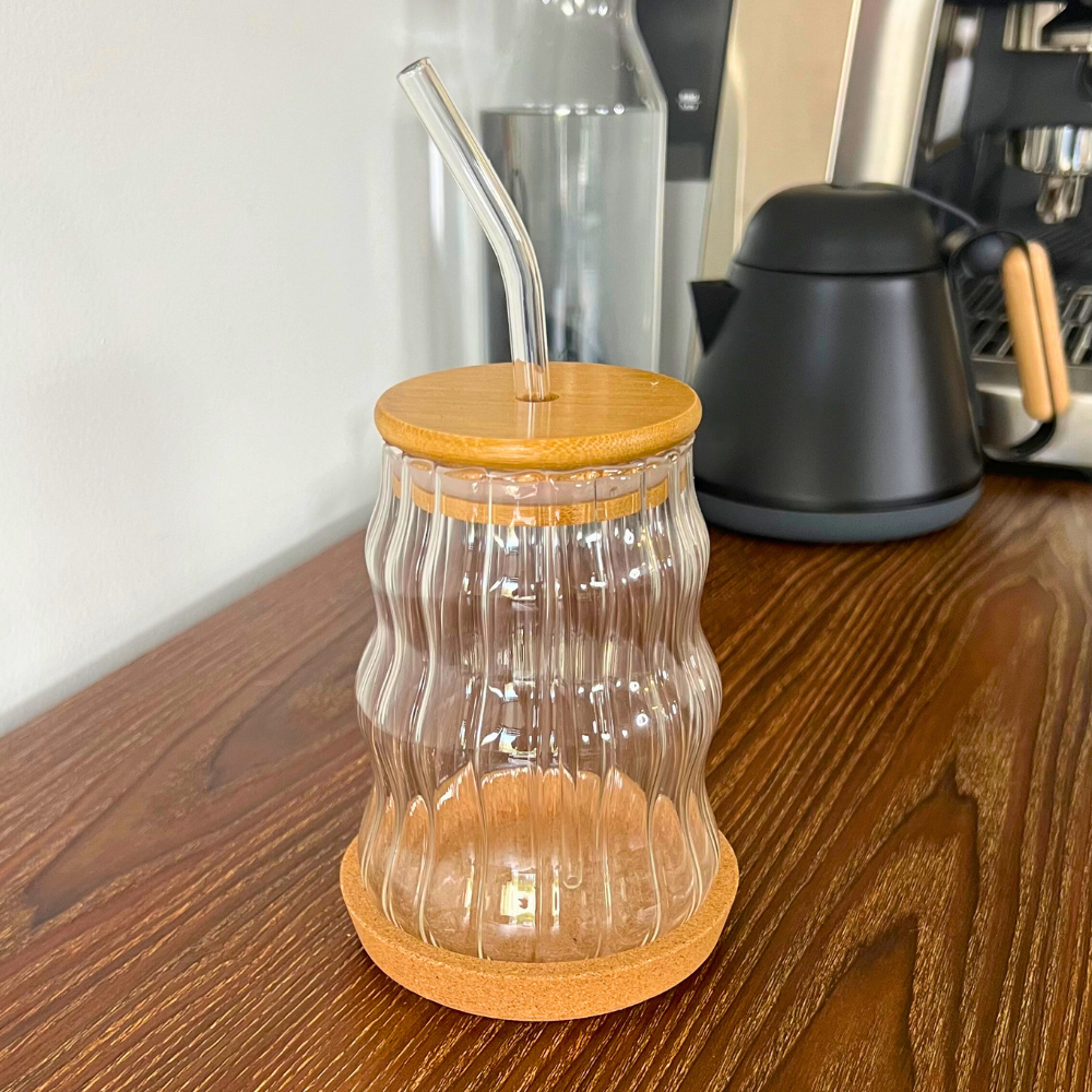 Vaso de Vidrio - Wavy con Tapa, Popote y Posavasos