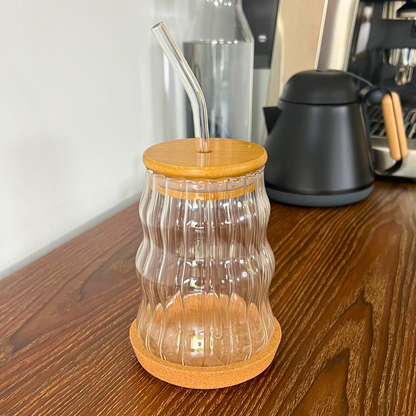 Vaso de Vidrio - Wavy con Tapa, Popote y Posavasos