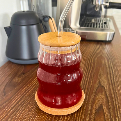 Vaso de Vidrio - Wavy con Tapa, Popote y Posavasos